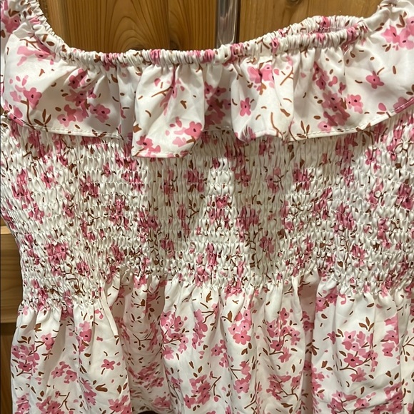 Chic Floral Ruffle Crop Top - Picture 3 of 9